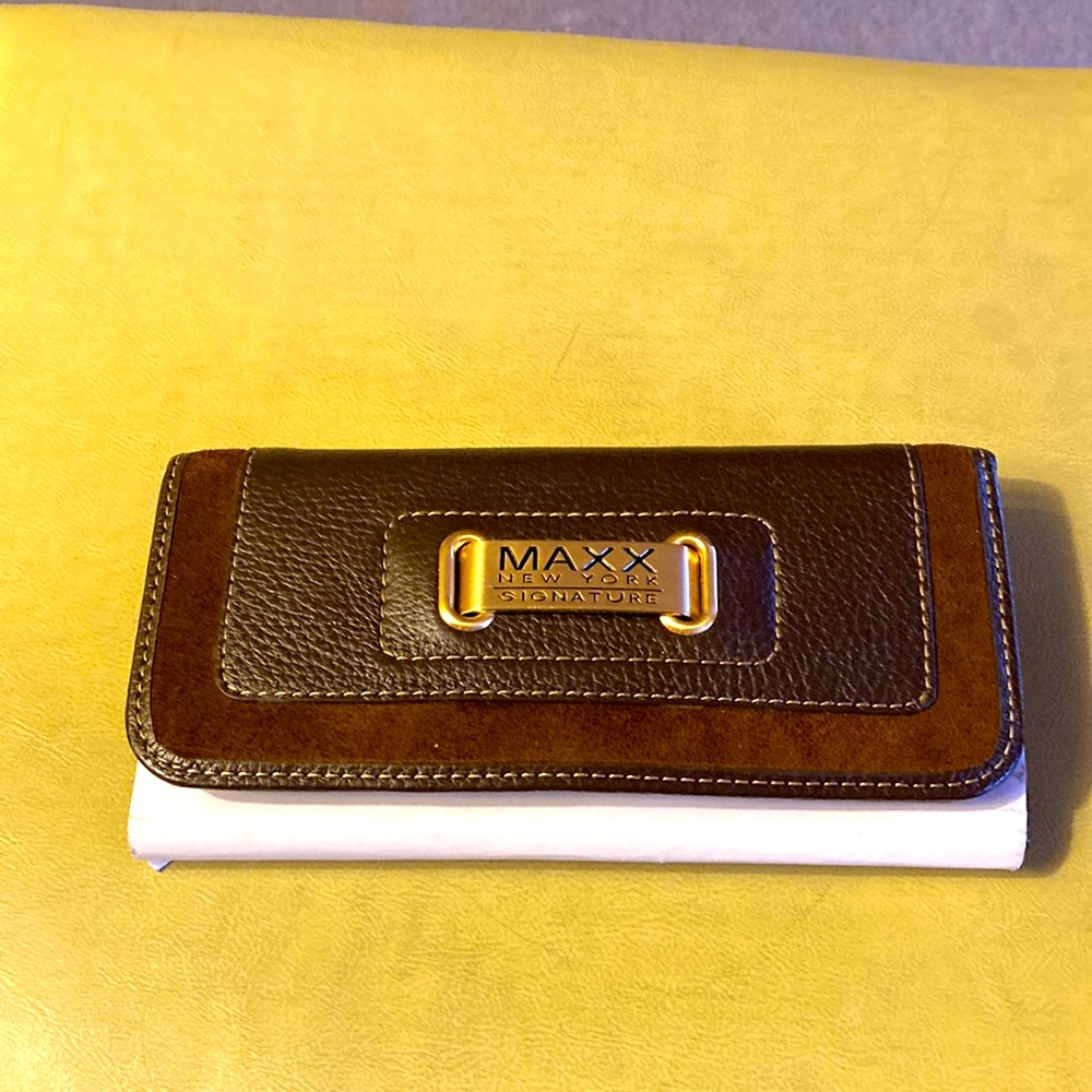 NEW MAXX New York LogoBrown wallet snap closure size 8X4 several compartments